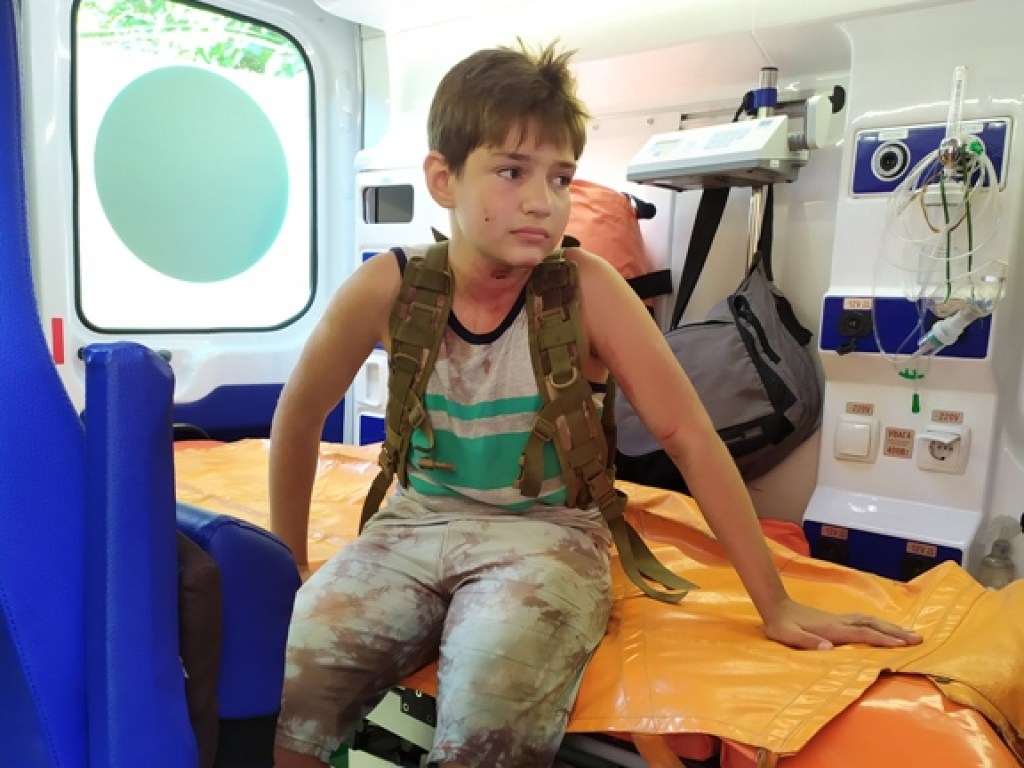 На Киевщине ребенок провалился под пол здания и застрял (ФОТО)