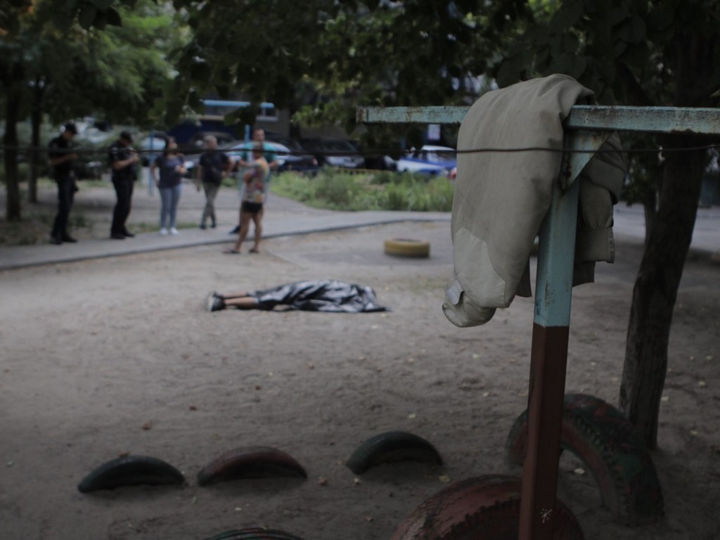 На детской площадке в Днепре умер 36-летний мужчина (ФОТО)