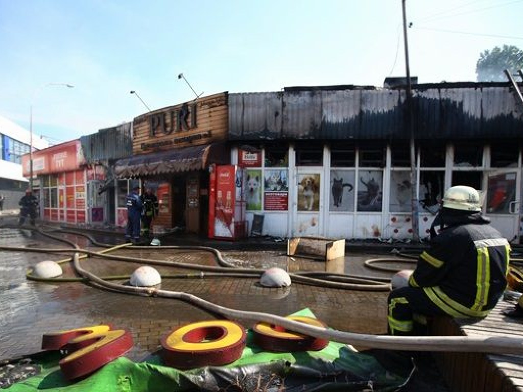 В Киеве удалось потушить пожар на Дарнице