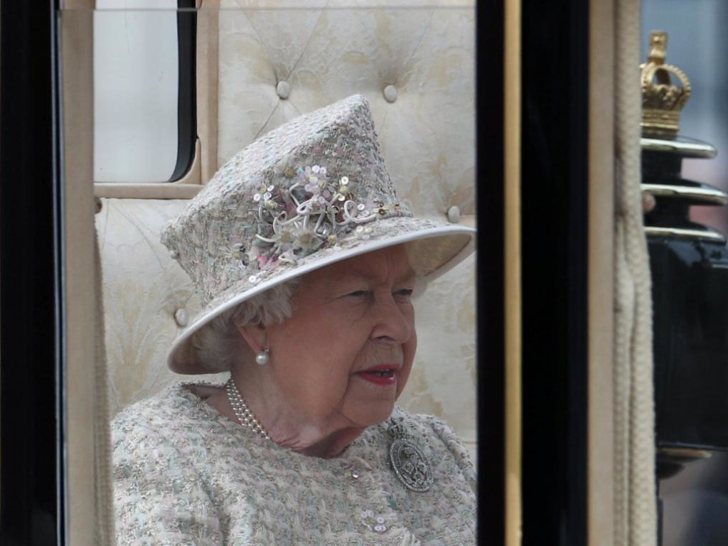 «Никаких церемоний»: Елизавета II официально ушла в отпуск