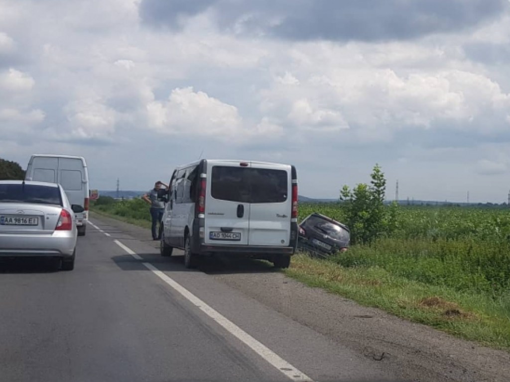 ДТП на трассе Киев-Чоп: машина оказалась в кювете (ФОТО)