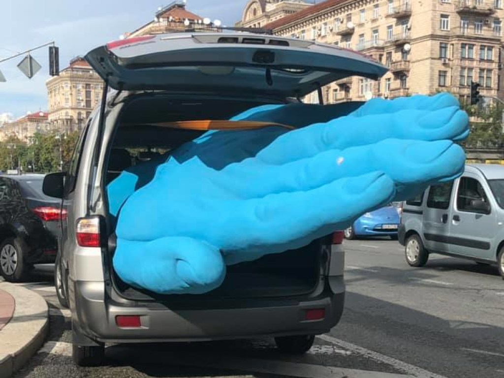 На столичном бульваре Шевченко демонтировали гигантскую синюю руку (ФОТО)