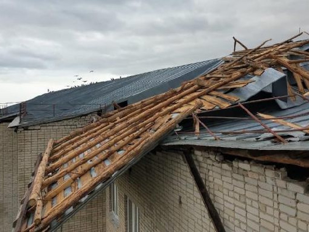 На Ровенщине ветер снес крышу с пансионата для пожилых людей (ФОТО)