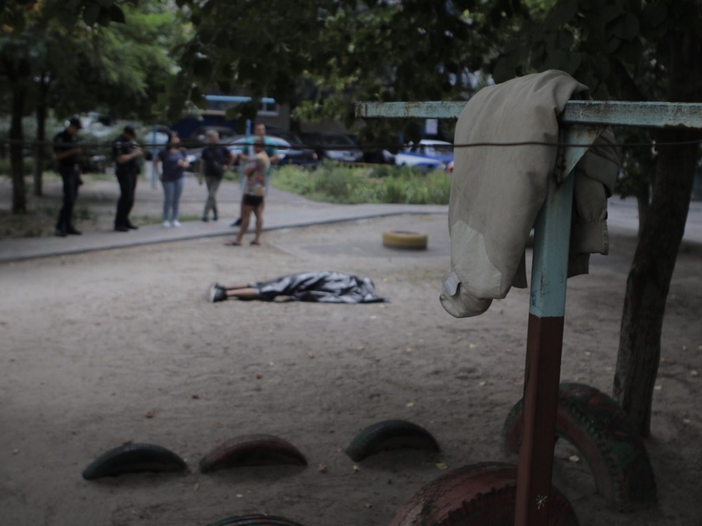 Страдал эпилепсией и много пил: на детской площадке нашли труп 36-летнего жителя Днепра (ФОТО)