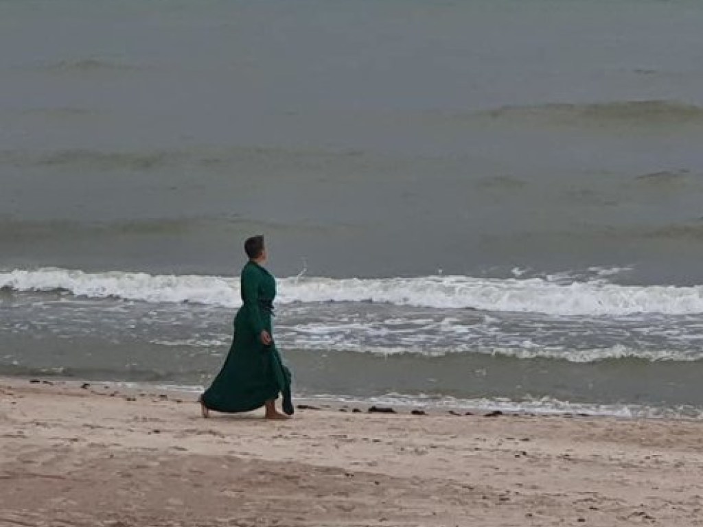 Надежда Савченко гуляла по берегу Балтийского моря в неожиданном для себя наряде (ФОТО, ВИДЕО)