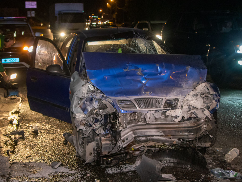 У столичного моста пьяный водитель Daewoo протаранил Hondа: машина вспыхнула (ФОТО, ВИДЕО)