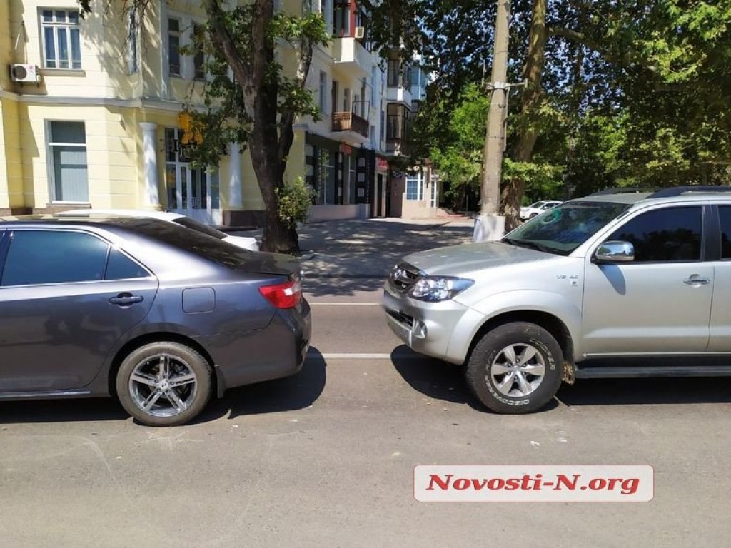 Две Toyota не поделили дорогу на перекрестке в Николаеве (ФОТО)