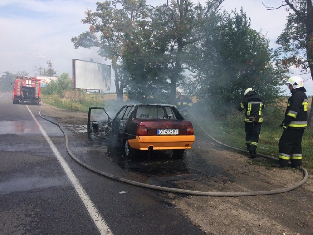 В Херсоне на дороге загорелся автомобиль (ФОТО)