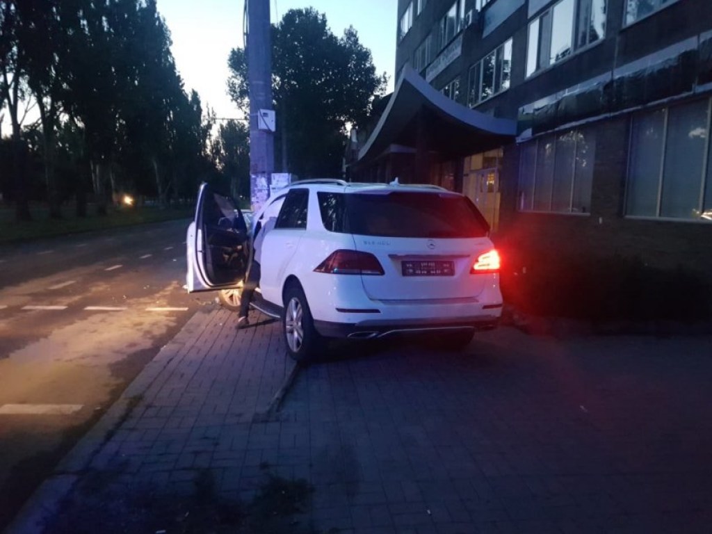 В центре Николаева разбился Mercedes: водитель уходил от столкновения и врезался в столб (ФОТО)