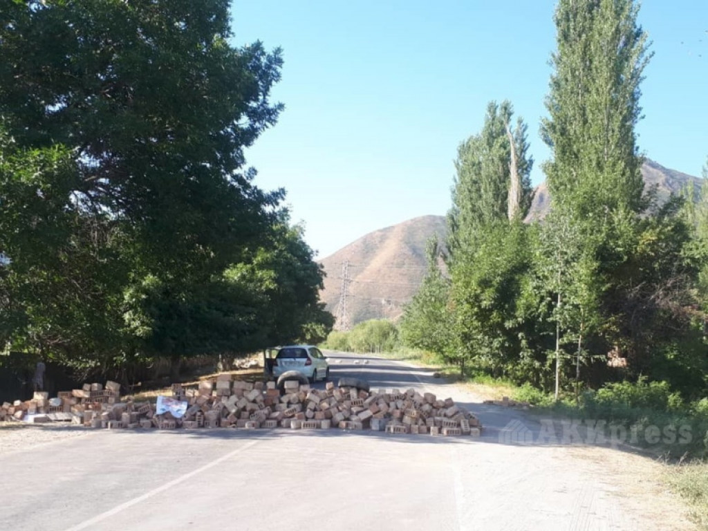 У резиденции экс-президента Киргизии опять эскалация: силовики штурмуют здание