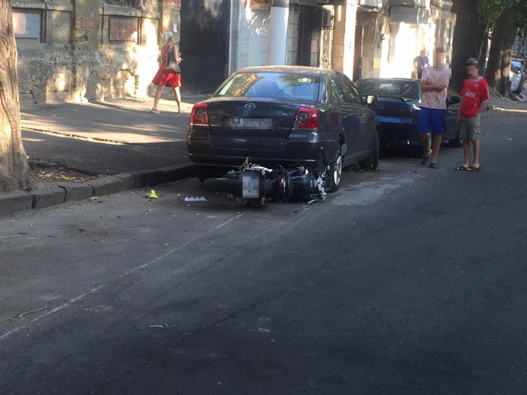 В Одессе мотоциклист сбил женщину и врезался в автомобиль (ФОТО)