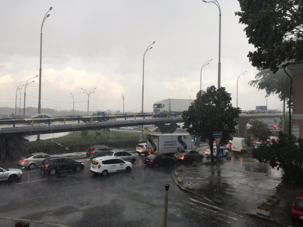 В Киеве и области начался ураган: С крыш слетает шифер, улицы затоплены (ФОТО, ВИДЕО)