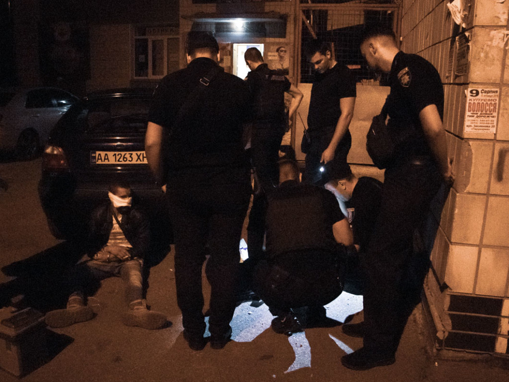 На Дарнице грабитель с ружьем напал на квартиру депутата (ФОТО, ВИДЕО)