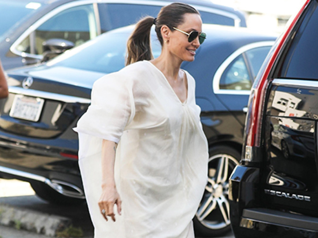 Папарацци подкараулили истощенную Анджелину Джоли во время шоппинга в Лос-Анжелесе (ФОТО)