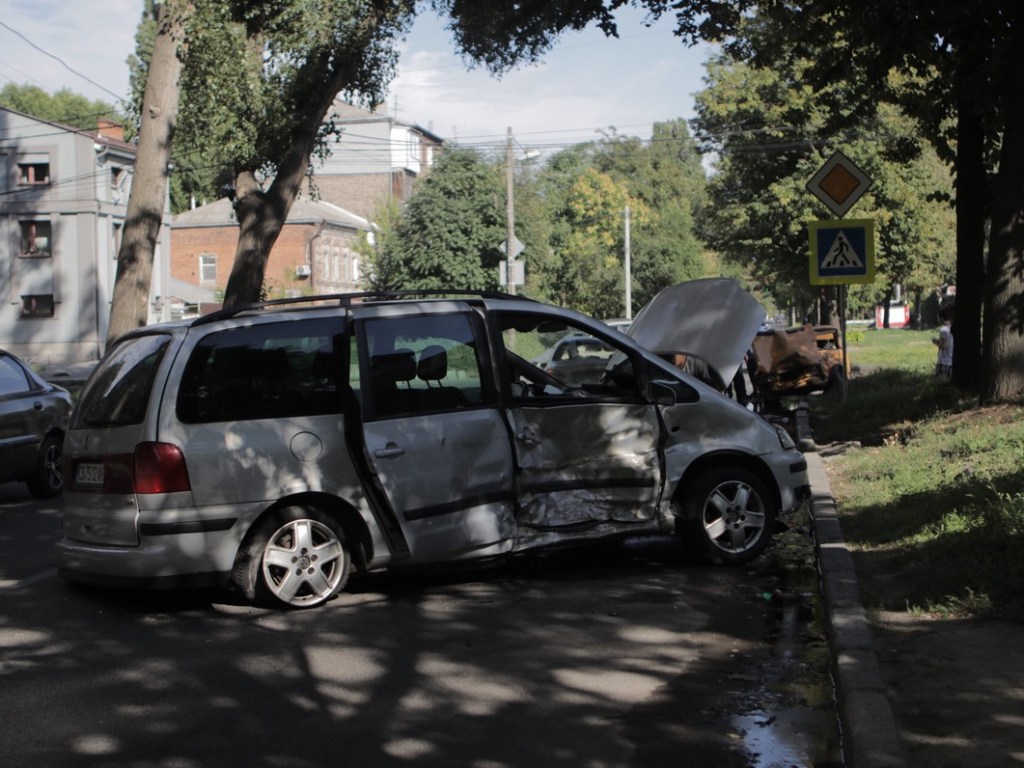На перекрестке в Днепре столкнулись ВАЗ с ГБО и Volkswagen: четверо пострадавших (ФОТО, ВИДЕО)