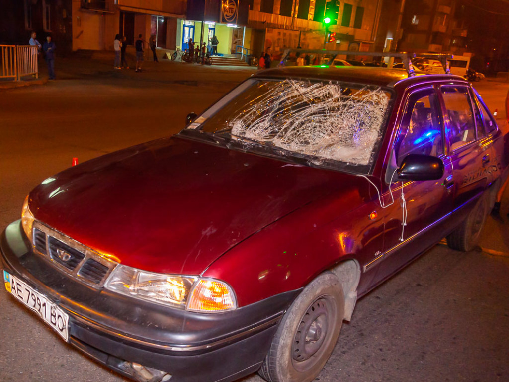 В Днепре Daewoo сбил парня «зебре»: наушники пострадавшего намотало на боковое зеркало (ФОТО, ВИДЕО)