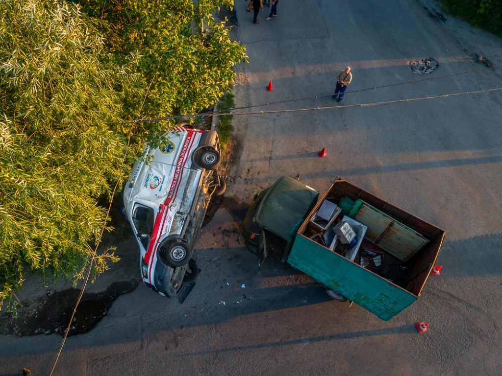 В Днепре грузовик протаранил «скорую»: авто медиков перевернулось (ФОТО, ВИДЕО)