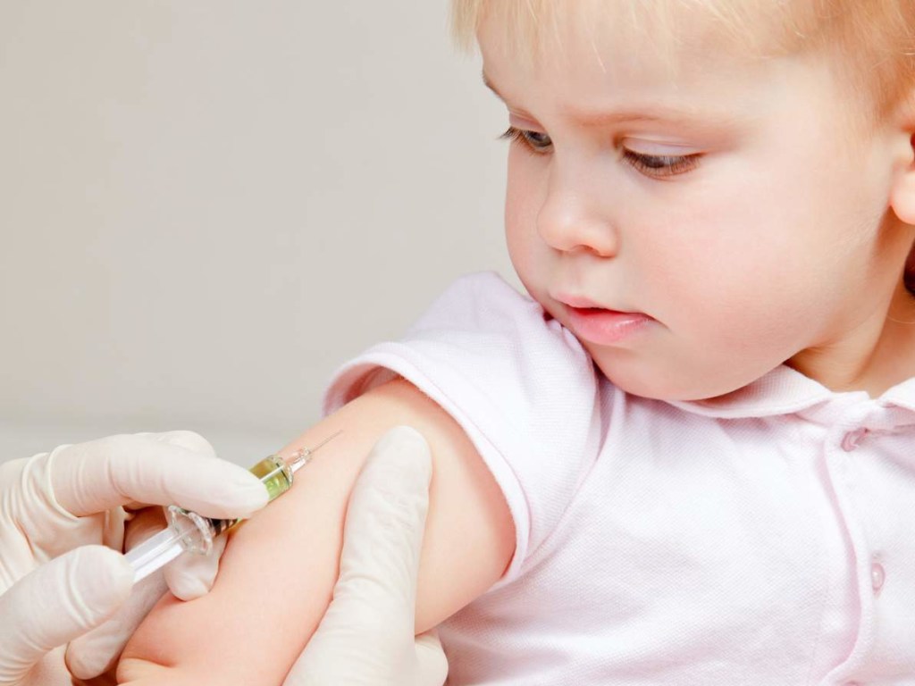 Врач: вакцинация – обязательна для всех детей, но в ряде случае ее стоит отложить