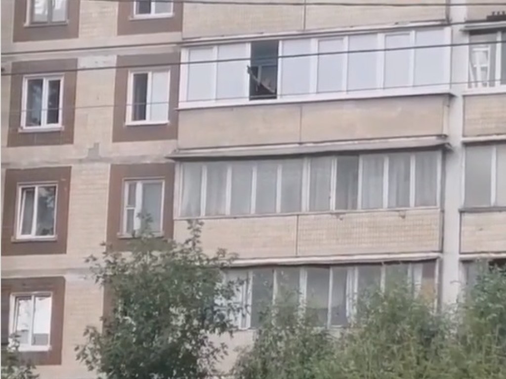 Мужчины устроили стрельбу с балкона многоэтажки на столичном Святошино (ВИДЕО)