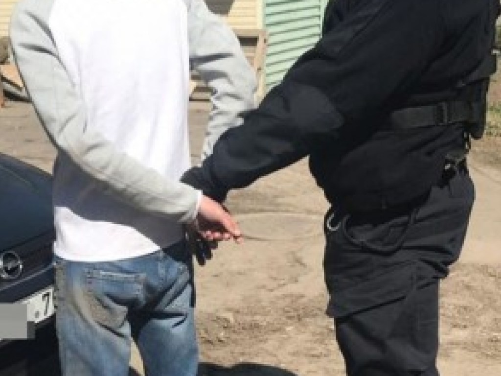 В Николаеве полицейский наступил на лицо задержанному и довел до исступления уличную толпу (ФОТО, ВИДЕО)