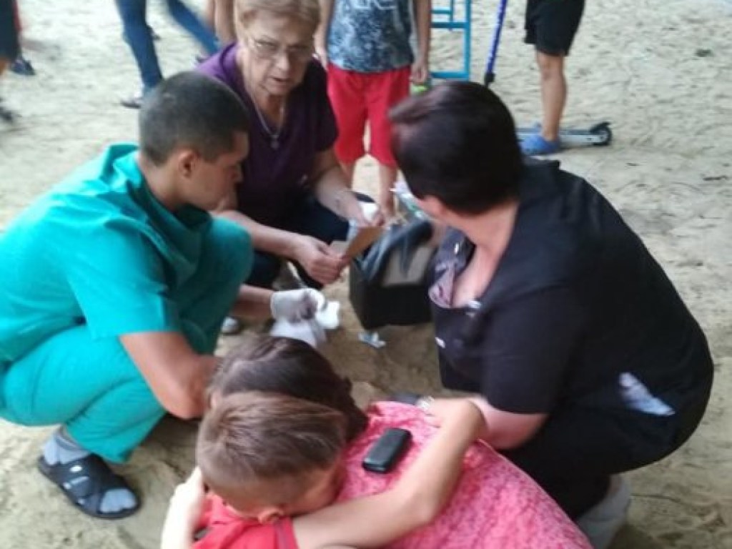 В Николаеве на новой детской площадке ребенок напоролся на штырь: мальчику понадобилась операция
