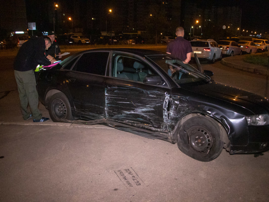 На столичных Позняках водитель Audi врезался в Seat: копы пустились в погоню за нарушителем (ФОТО)