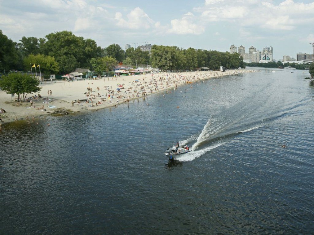 В Киеве не рекомендуют купаться на всех пляжах