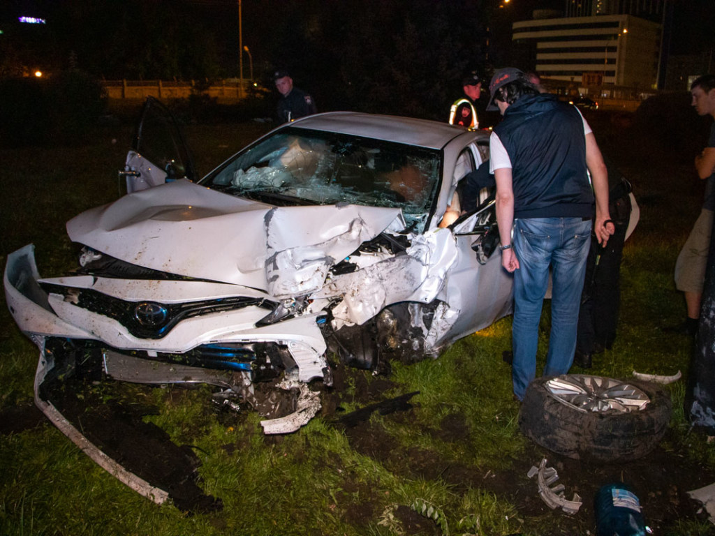 В Киеве Toyota сбила светофор и врезалась в билборд: водителя вырезали из салона (ФОТО, ВИДЕО)