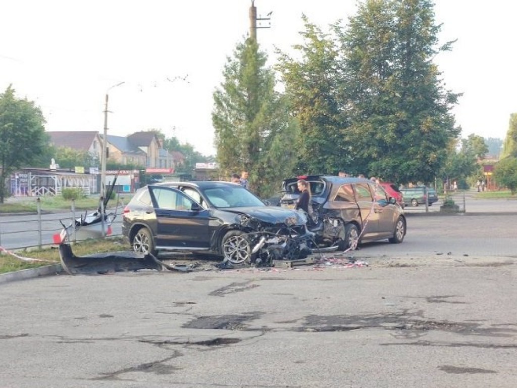В Ивано-Франковске 20-летняя девушка за рулем элитного BMW протаранила 4 автомобиля (ФОТО)