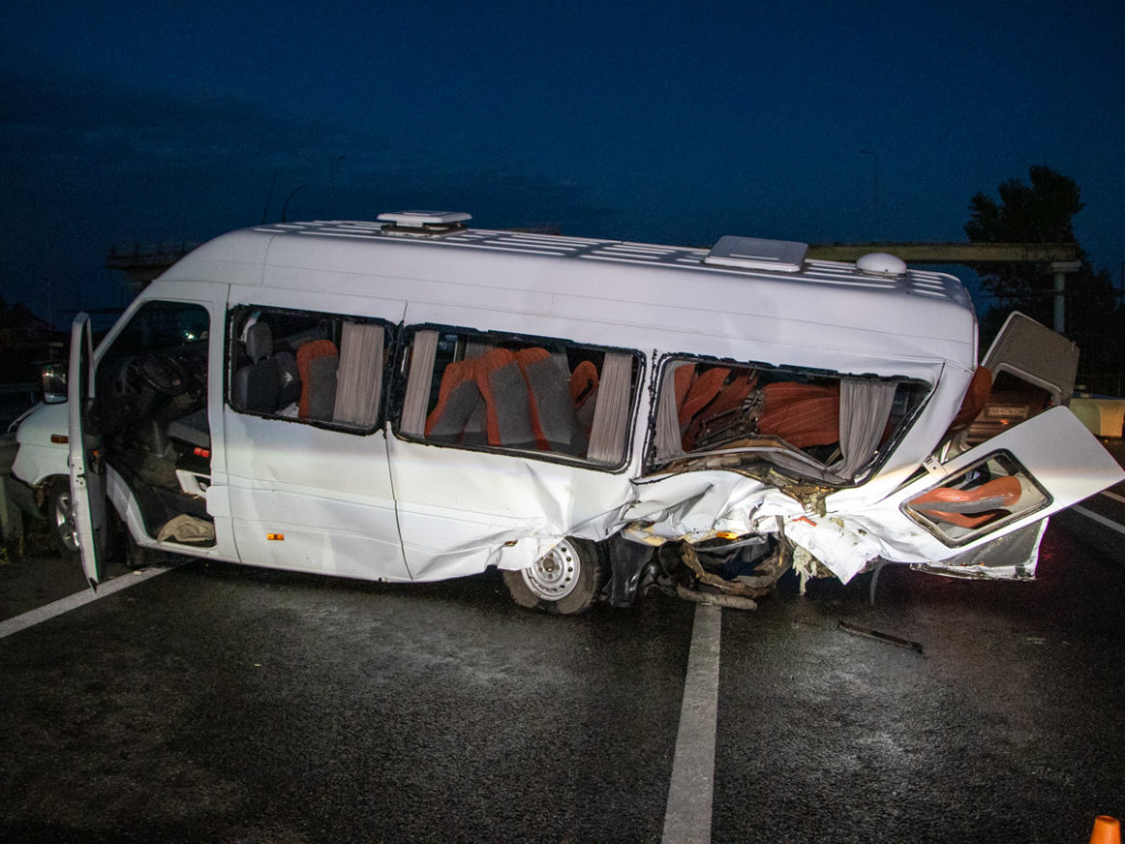 Жуткое ДТП под Киевом с маршруткой и Volkswagen: Есть жертвы, 13 пострадавших (ФОТО, ВИДЕО)