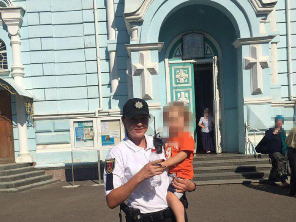В Одессе пьяная бабушка бросила на кладбище двухлетнего внука (ФОТО)