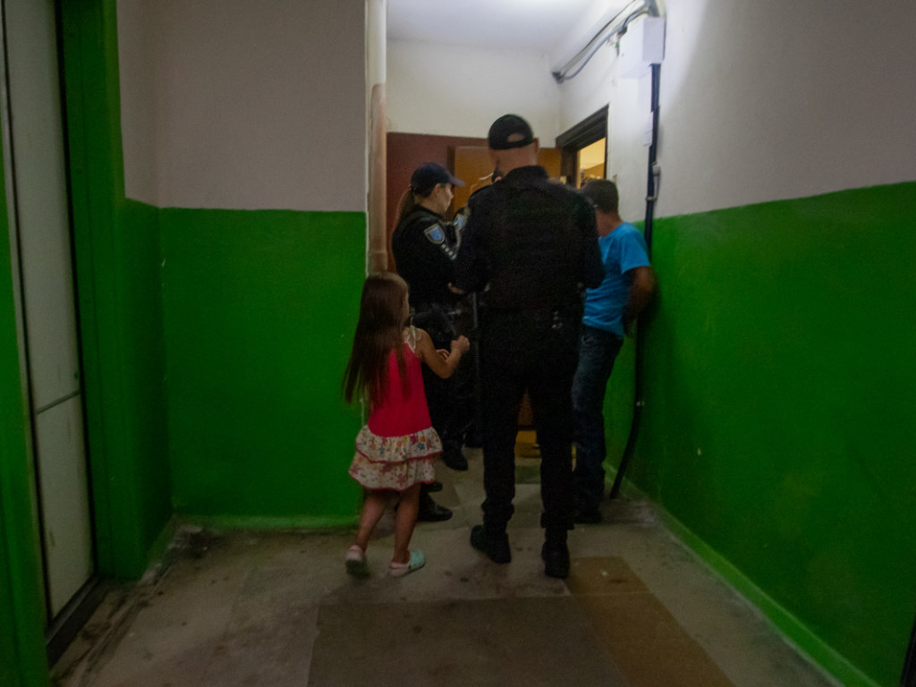 В Днепре полиция забрала детей у пьяной матери и агрессивного отца (ФОТО, ВИДЕО)