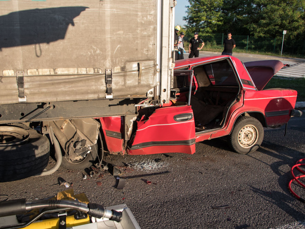 На въезде в Днепр «ВАЗ» на скорости залетел под грузовик, водитель погиб на месте (ФОТО, ВИДЕО)