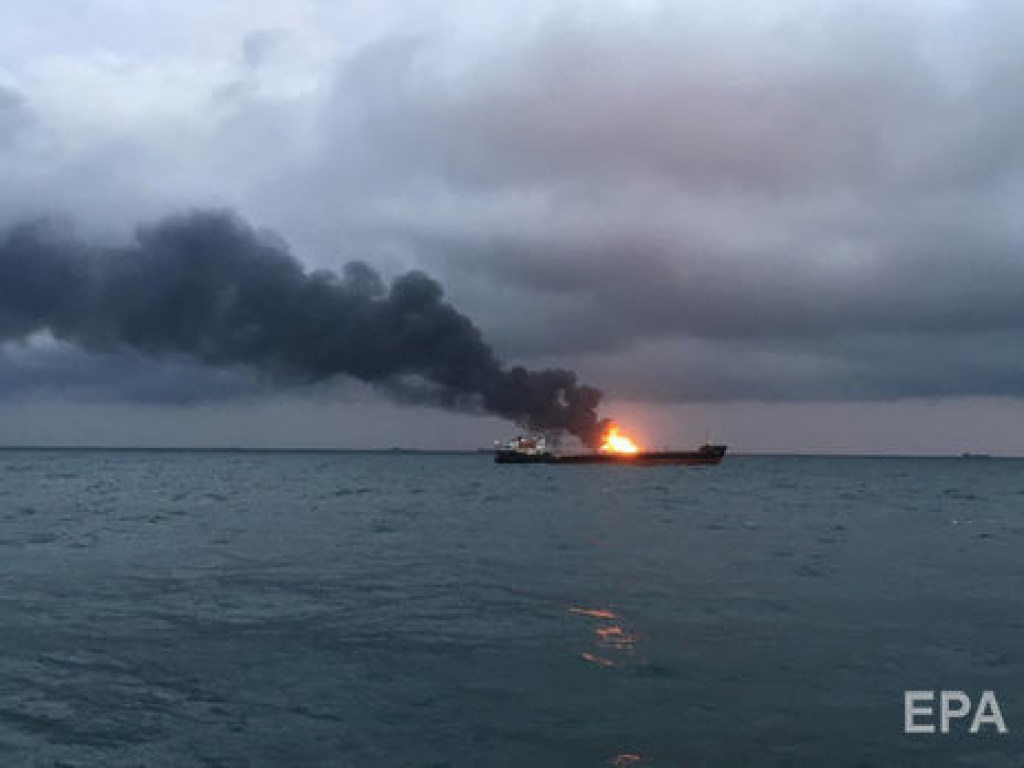 На корабле находились 6 рыбаков: В Черном море сгорело российское судно