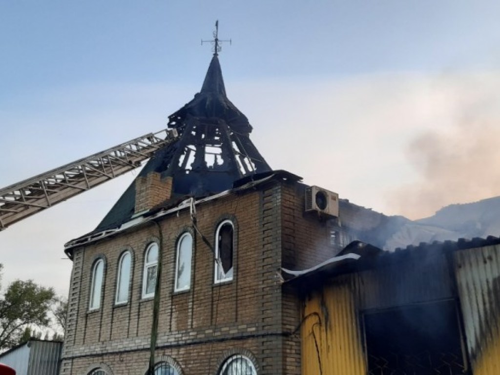 Горел потолок: в Дружковке на рынке произошел пожар (ФОТО)