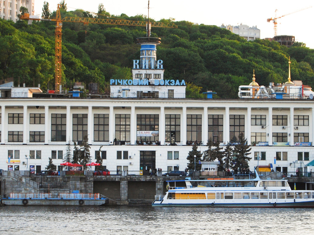 В Киеве на Подоле под причалом нашли труп мужчины (ФОТО)