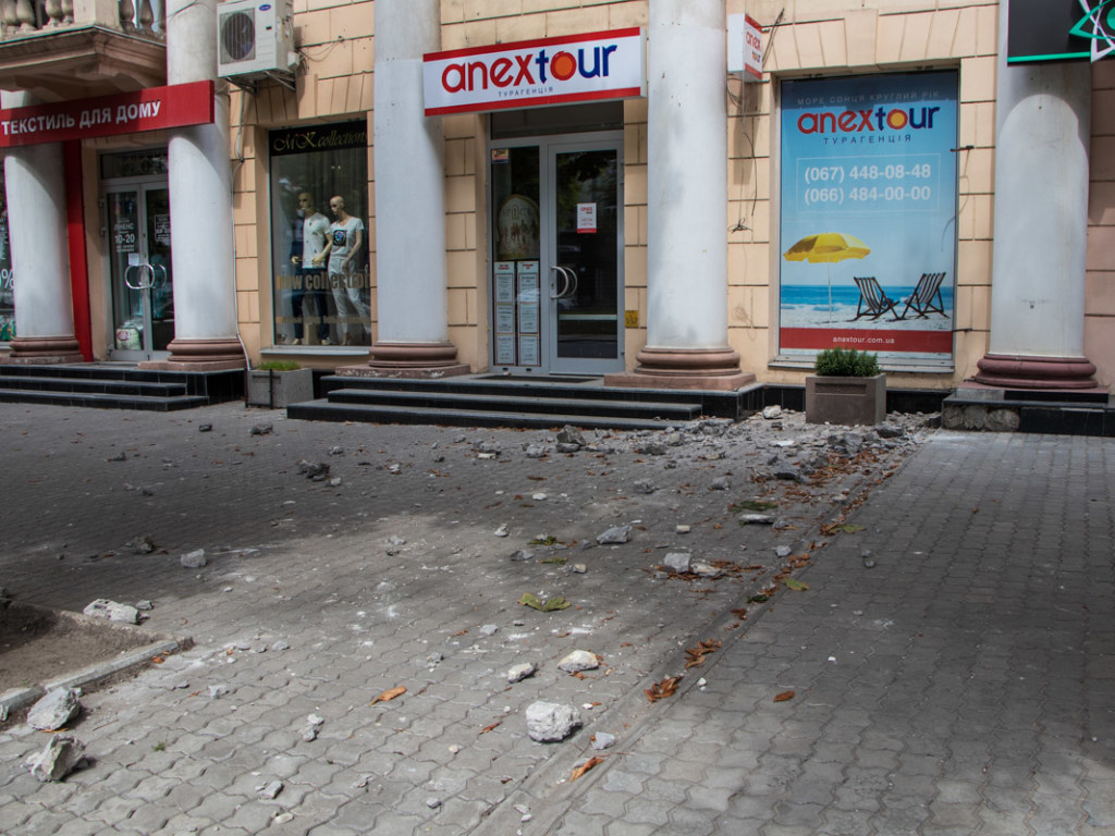 В Днепре куски бетона с крыши упали на тротуар с прохожими (ФОТО, ВИДЕО)