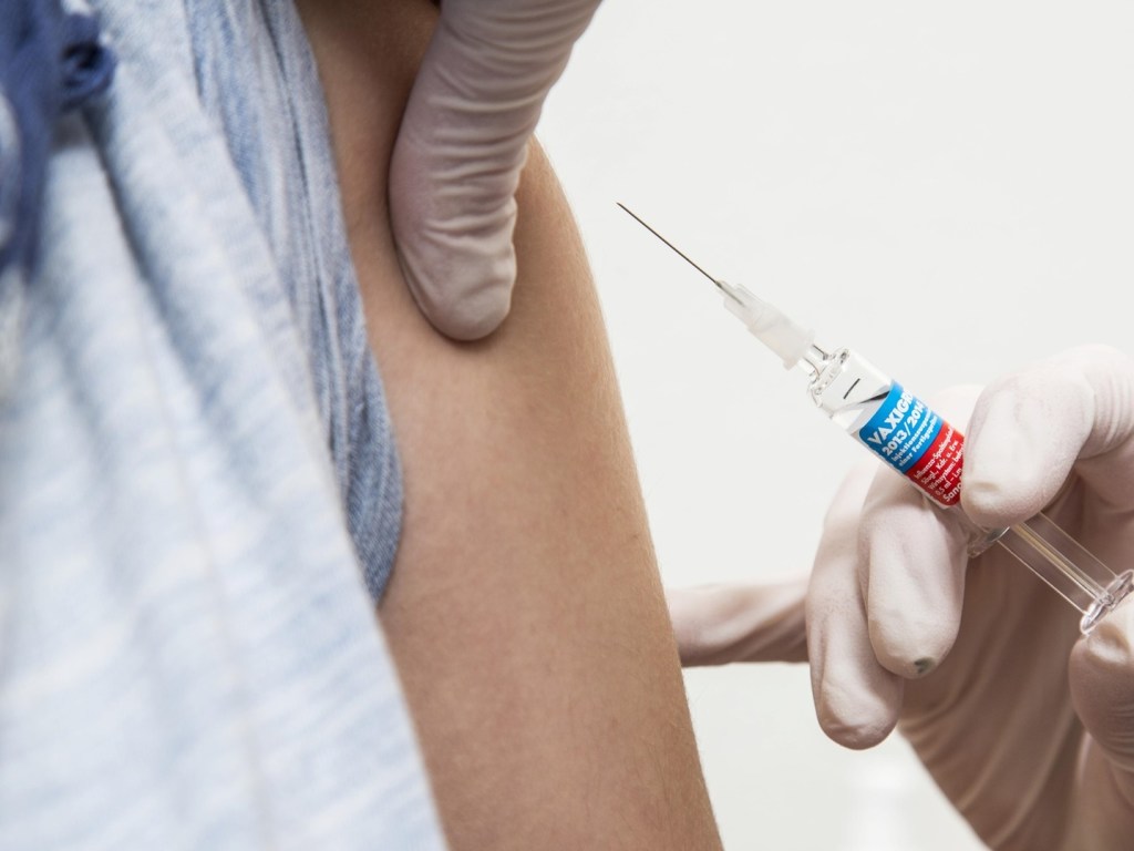В Минздраве сообщили, без каких прививок не пустят детей в школу