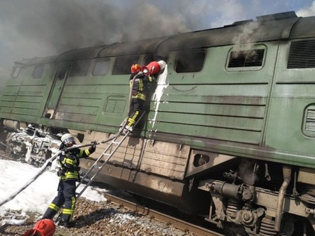 В Луганской области вспыхнул товарняк: бойцы ГСЧС ликвидировали пожар (ФОТО)