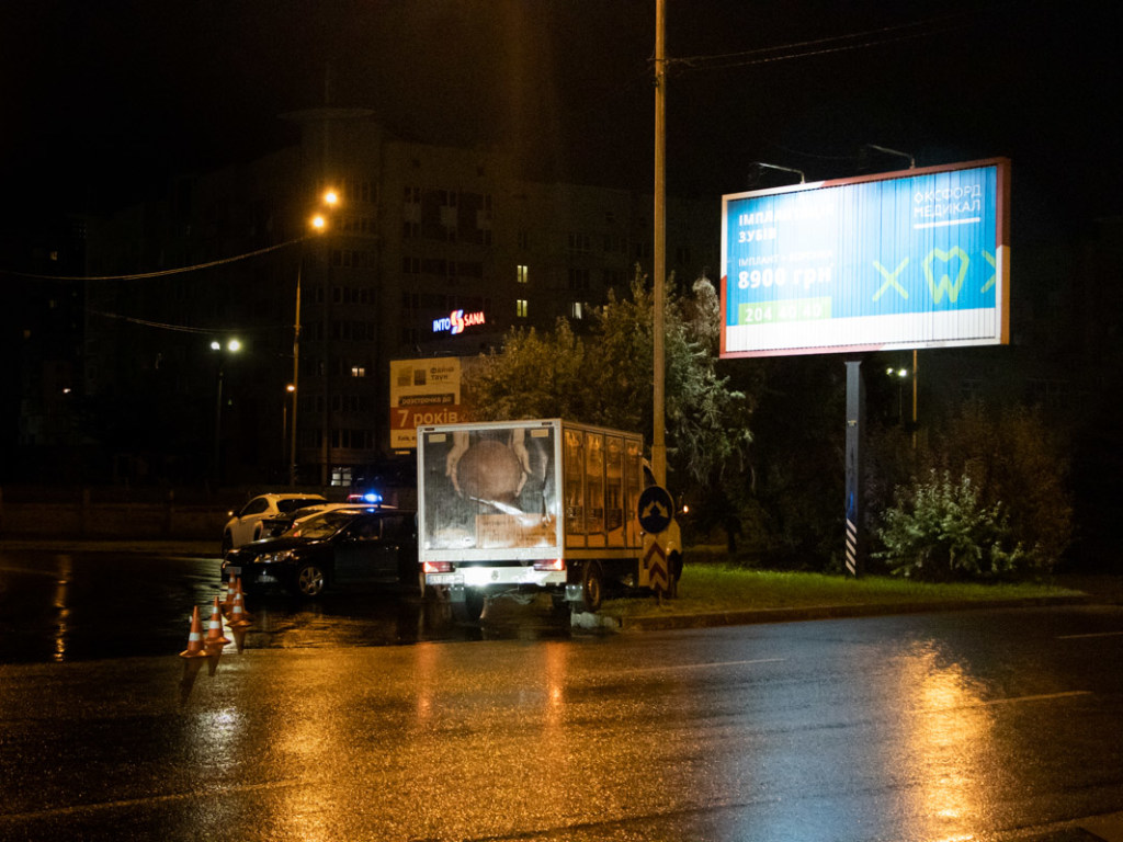 У столичной станции метро «Левобережная» Skoda подрезала хлебовоз: фургон врезался в столб (ФОТО, ВИДЕО)