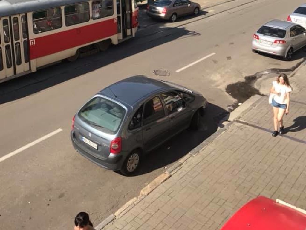 «Герой парковки» на спущенных шинах заблокировал движение трамваев на столичном Подоле (ФОТО)