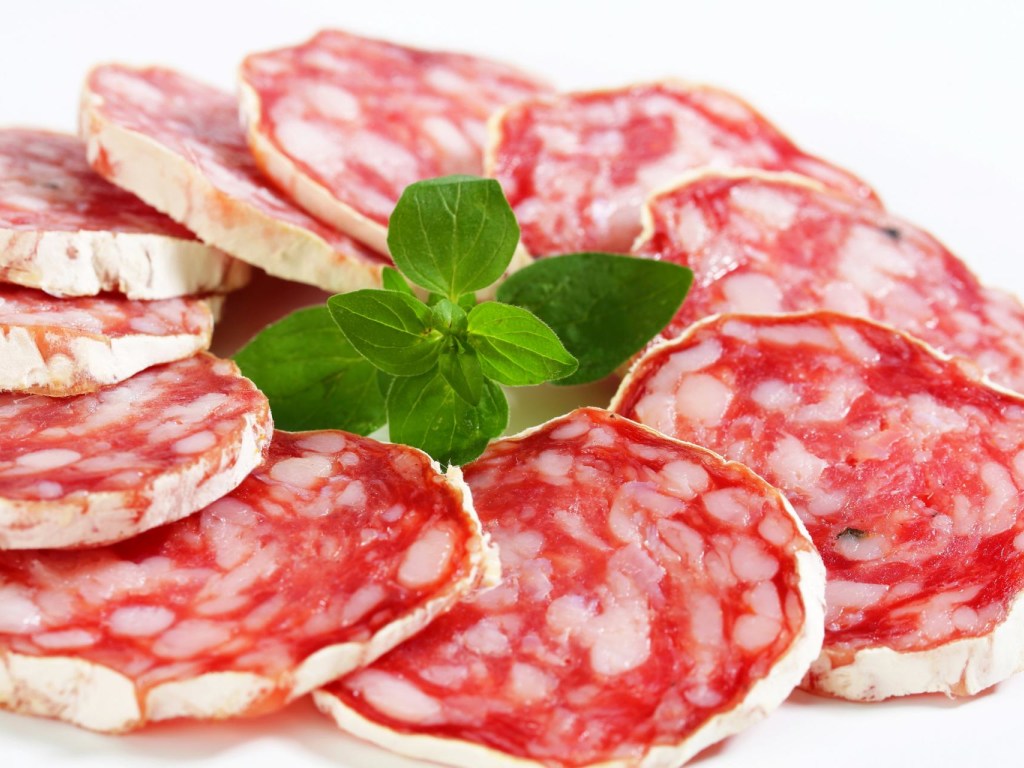В ВОЗ предупредили о смертельной опасности от употребления известного мясного продукта