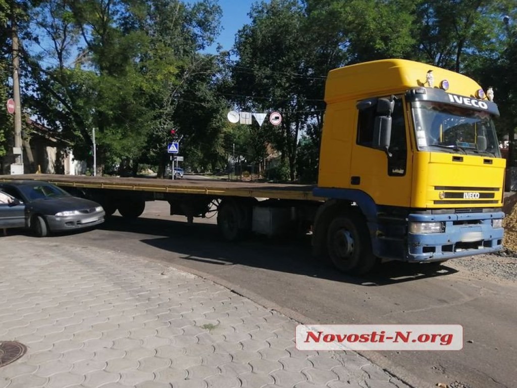 В Николаеве на светофоре столкнулись седельный тягач и Mitsubishi (ФОТО)