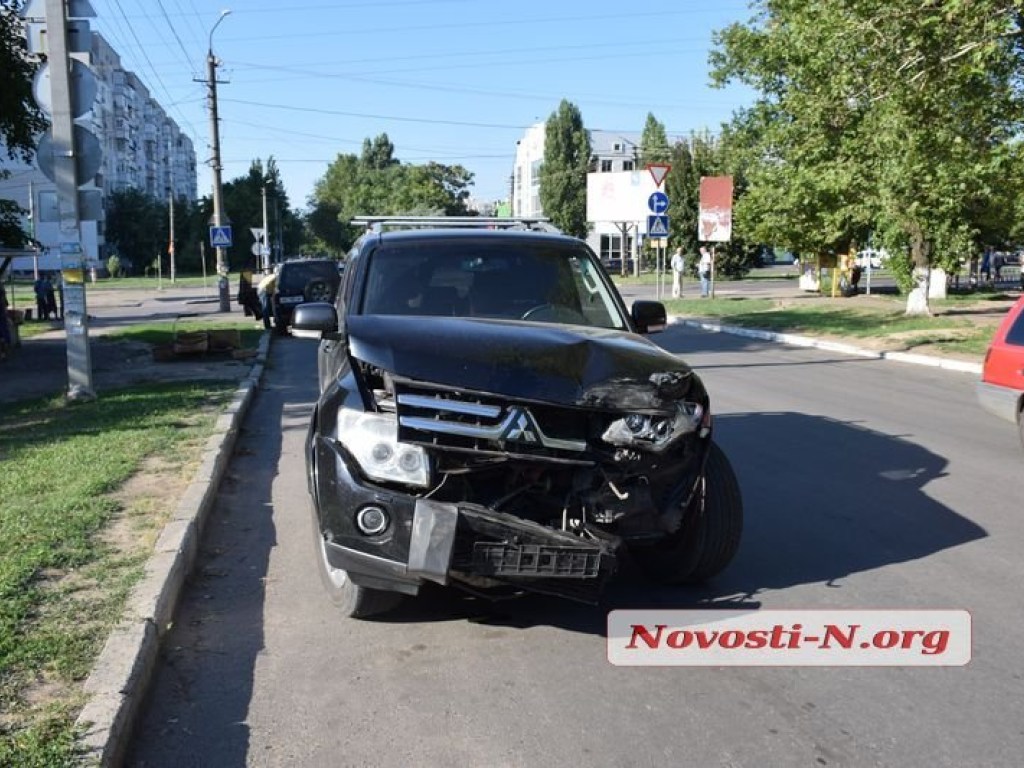 В Николаеве столкнулись две иномарки: от удара одно авто едва не сбило человека (ФОТО, ВИДЕО)