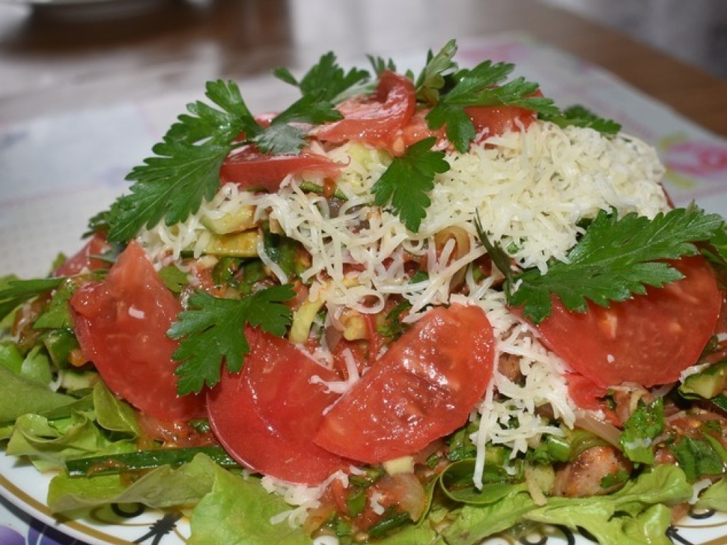 Рецепт дня: Пикантный мясной салат с помидорами без грамма майонеза