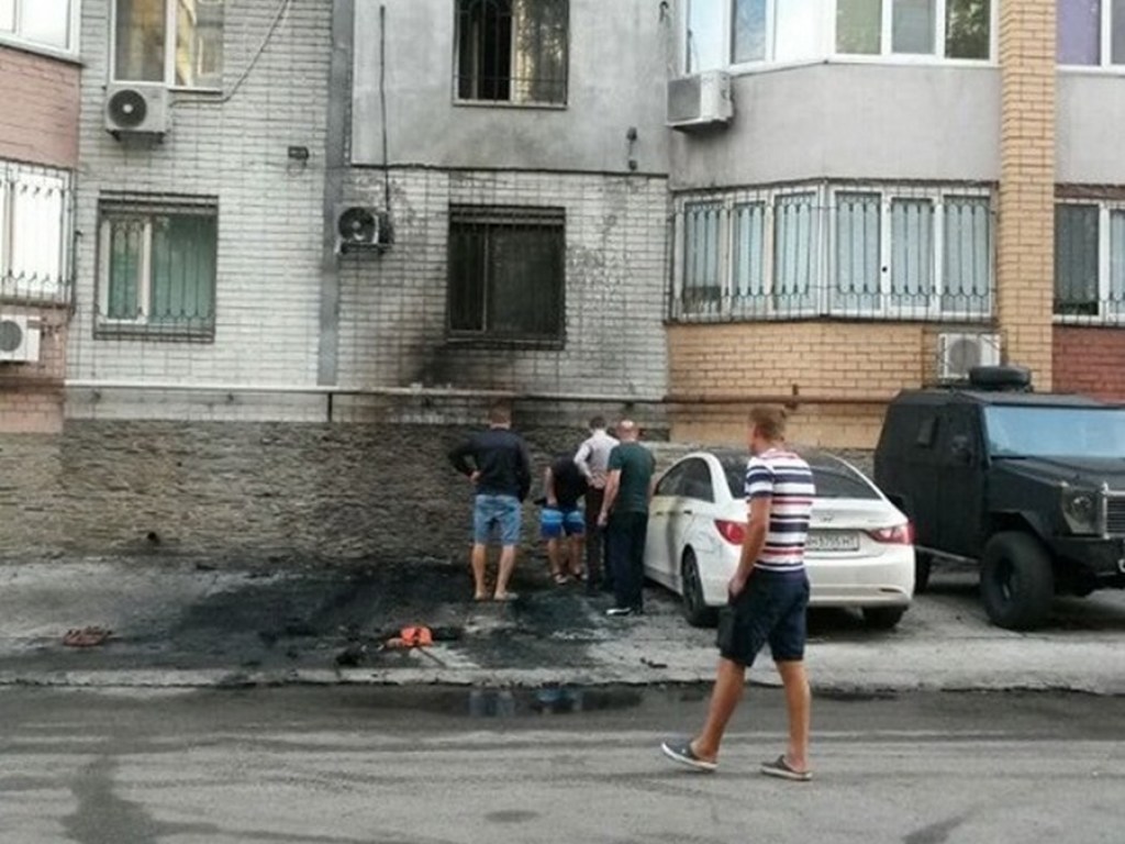 Во дворе жилого дома в Днепре горел Volkswagen Transporter (ФОТО, ВИДЕО)