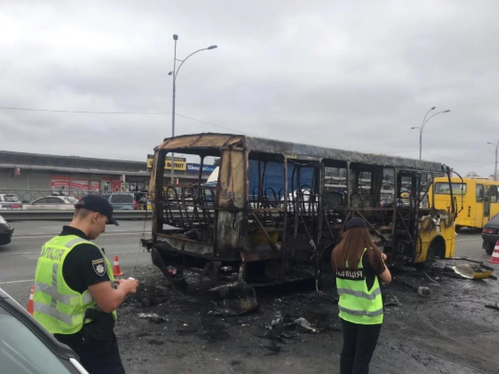 Огненное ЧП с маршруткой возле метро «Лесная»: в полиции раскрыли детали инцидента
