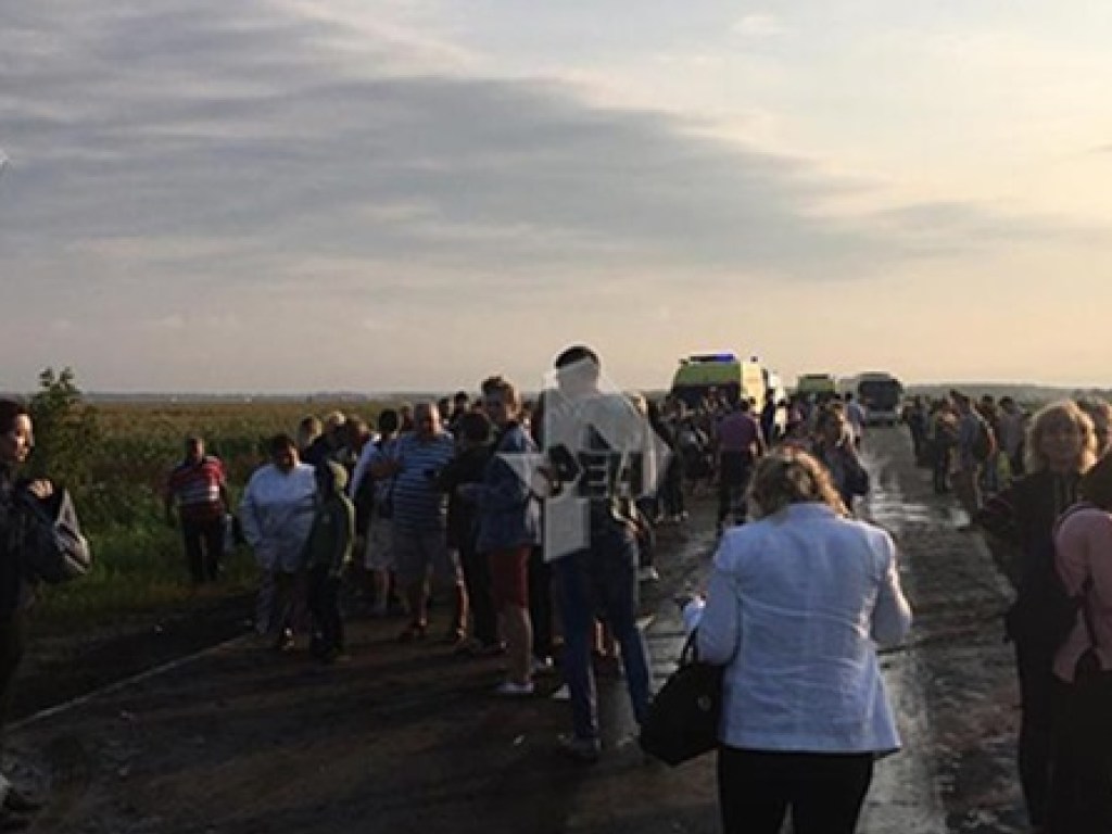 Самолет с 234 людьми на борту, следовавший в Крым, загорелся под Москвой