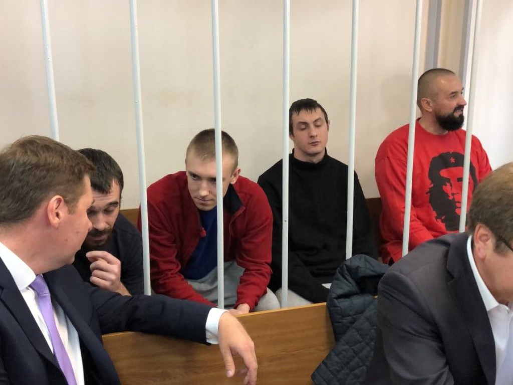 Азовский конфликт: московский суд оставил под арестом шестерых украинских моряков