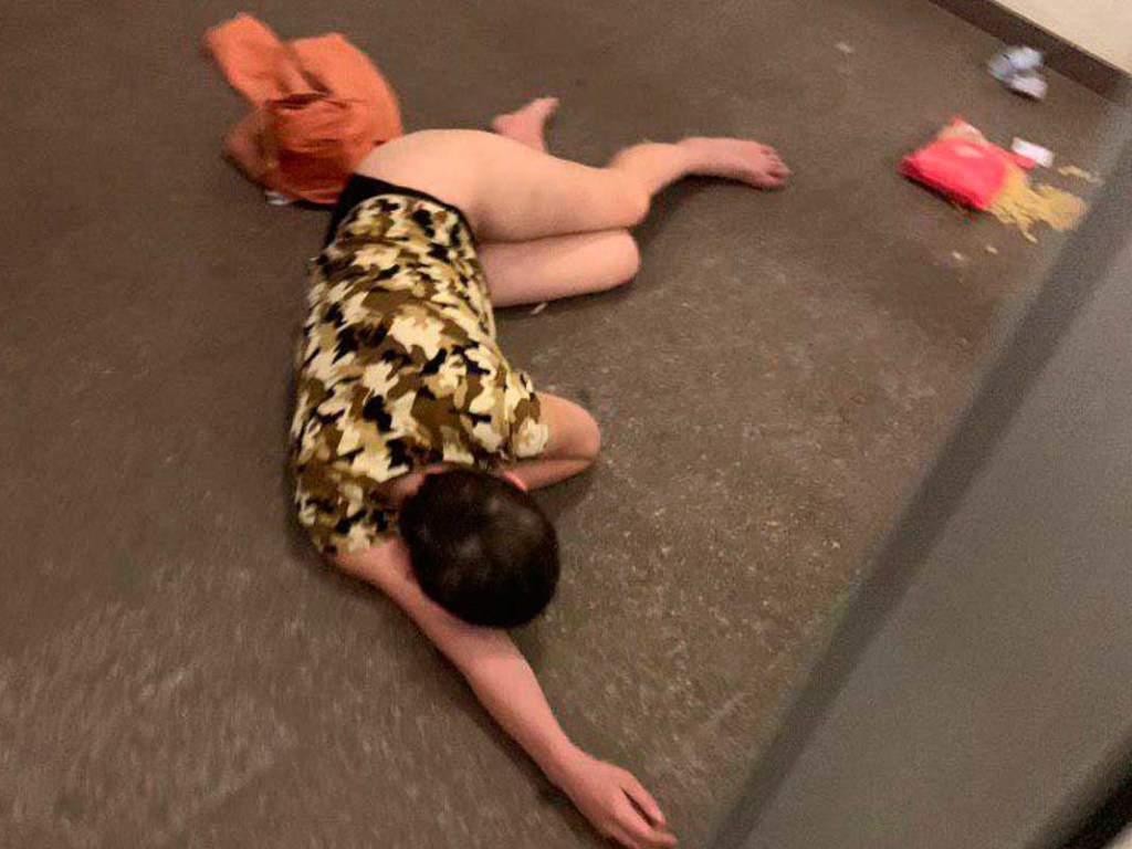 В харьковском супермаркете увидели полуголую женщину на полу (ФОТО)